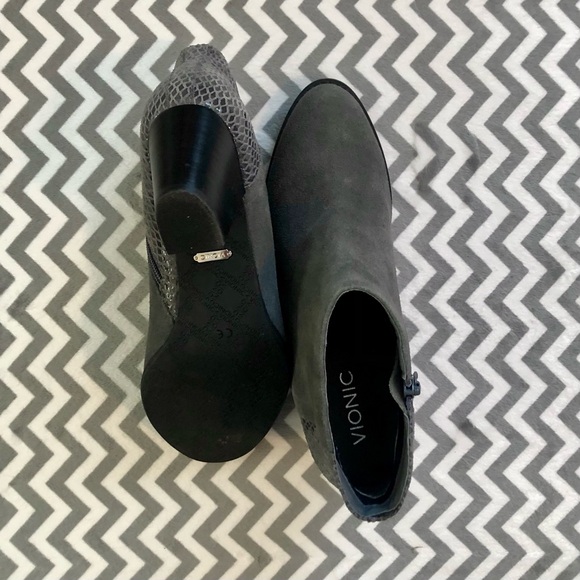 Excellent Vionic Upright Bromley Grey Suede Ankle Booties Arch Support Size 8.5 - Picture 5 of 6